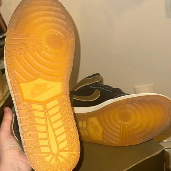 AIR JORDAN 1 RETRO
HIGH OG  Nike Gold Shoe Size 11 - Picture 5 of 10